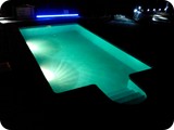 Piscina exterior nocturna